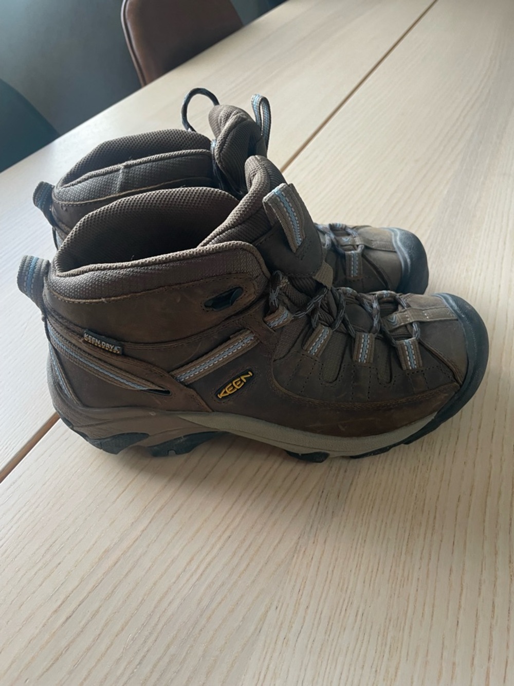 KEEN Women's Targhee II Mid Waterproof hiking boots size 8.5 ladies hiking boots
